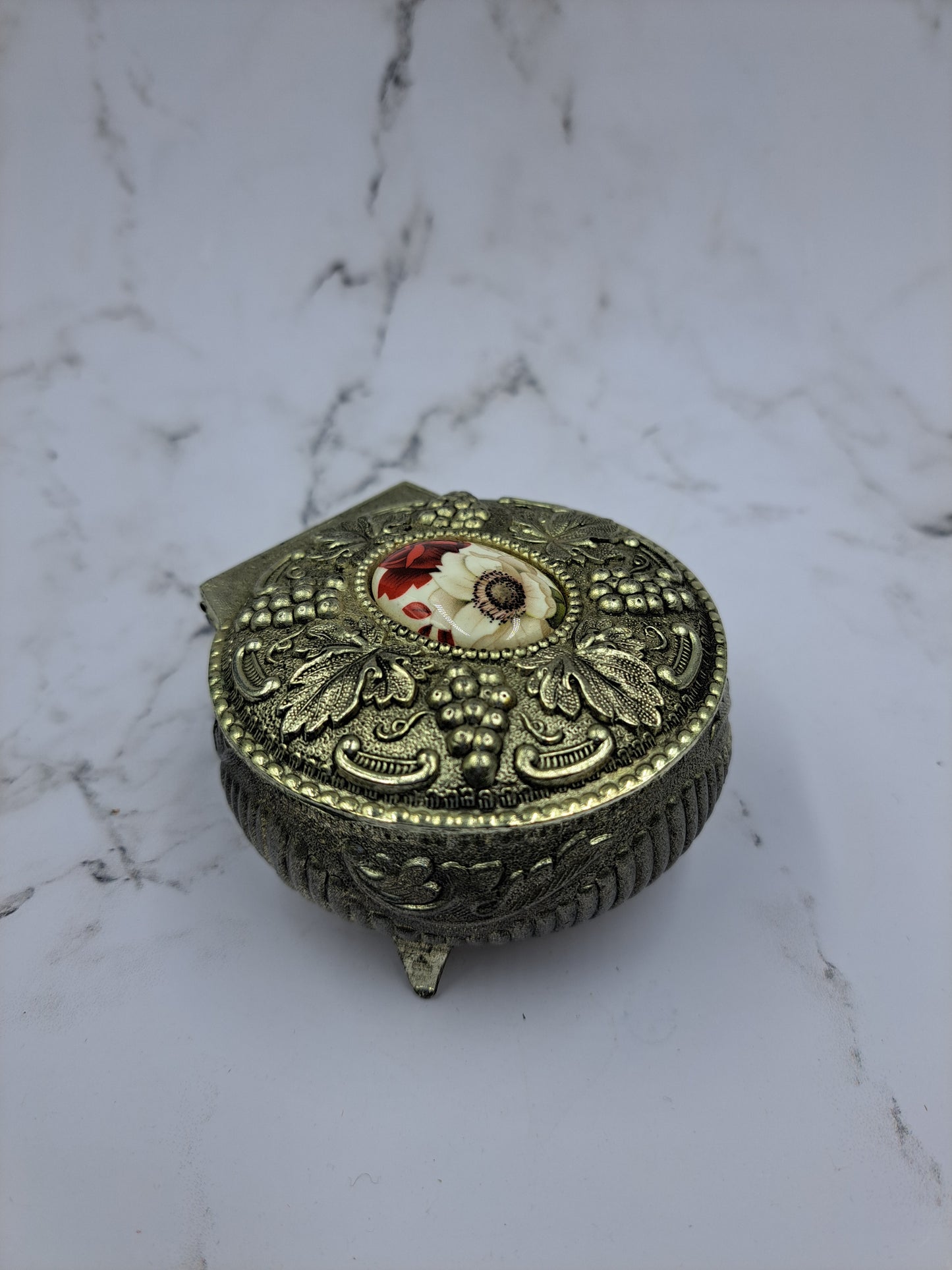 Metalowe puzderko z camea