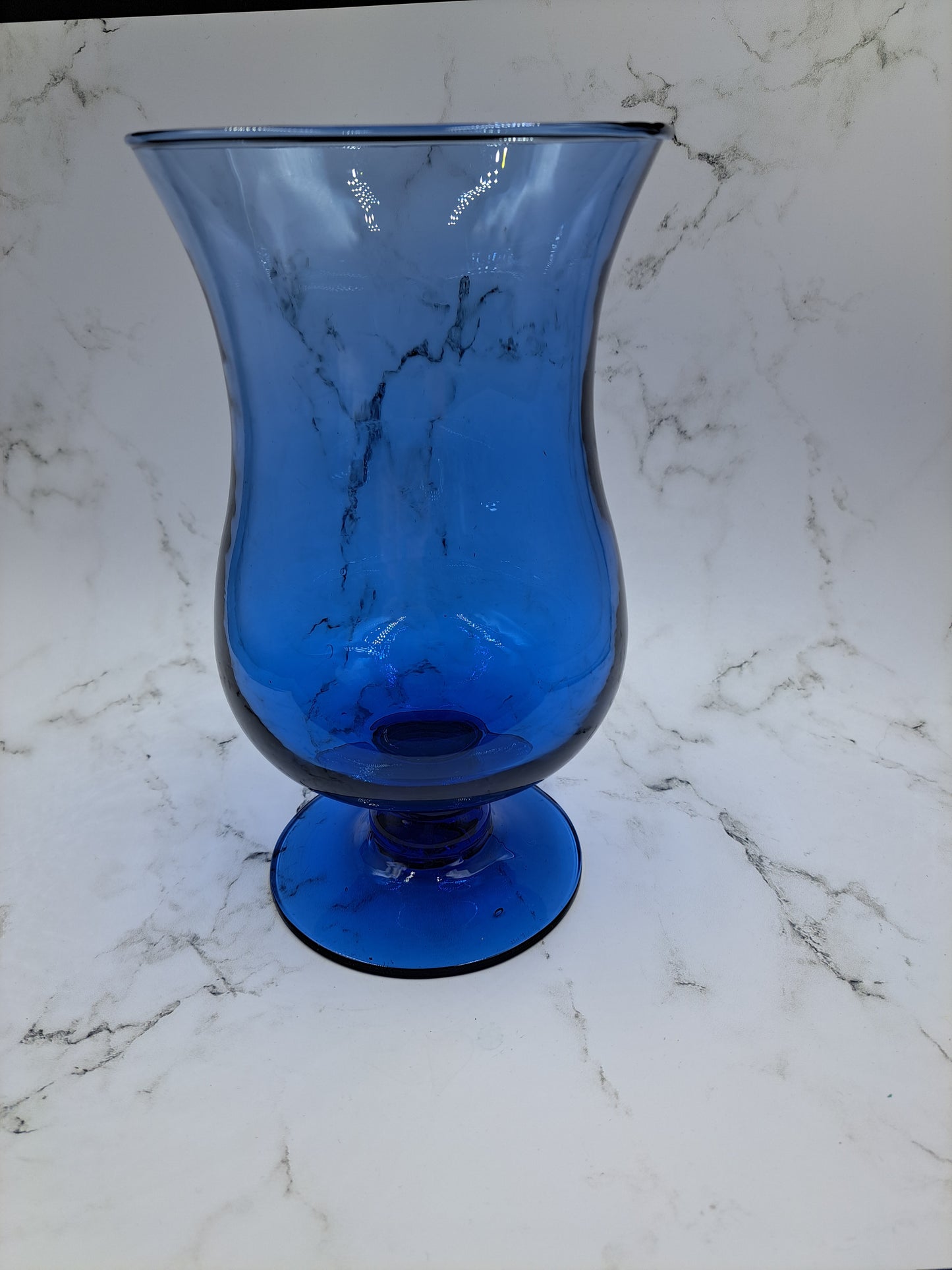 Wazon z niebieskiego szkła