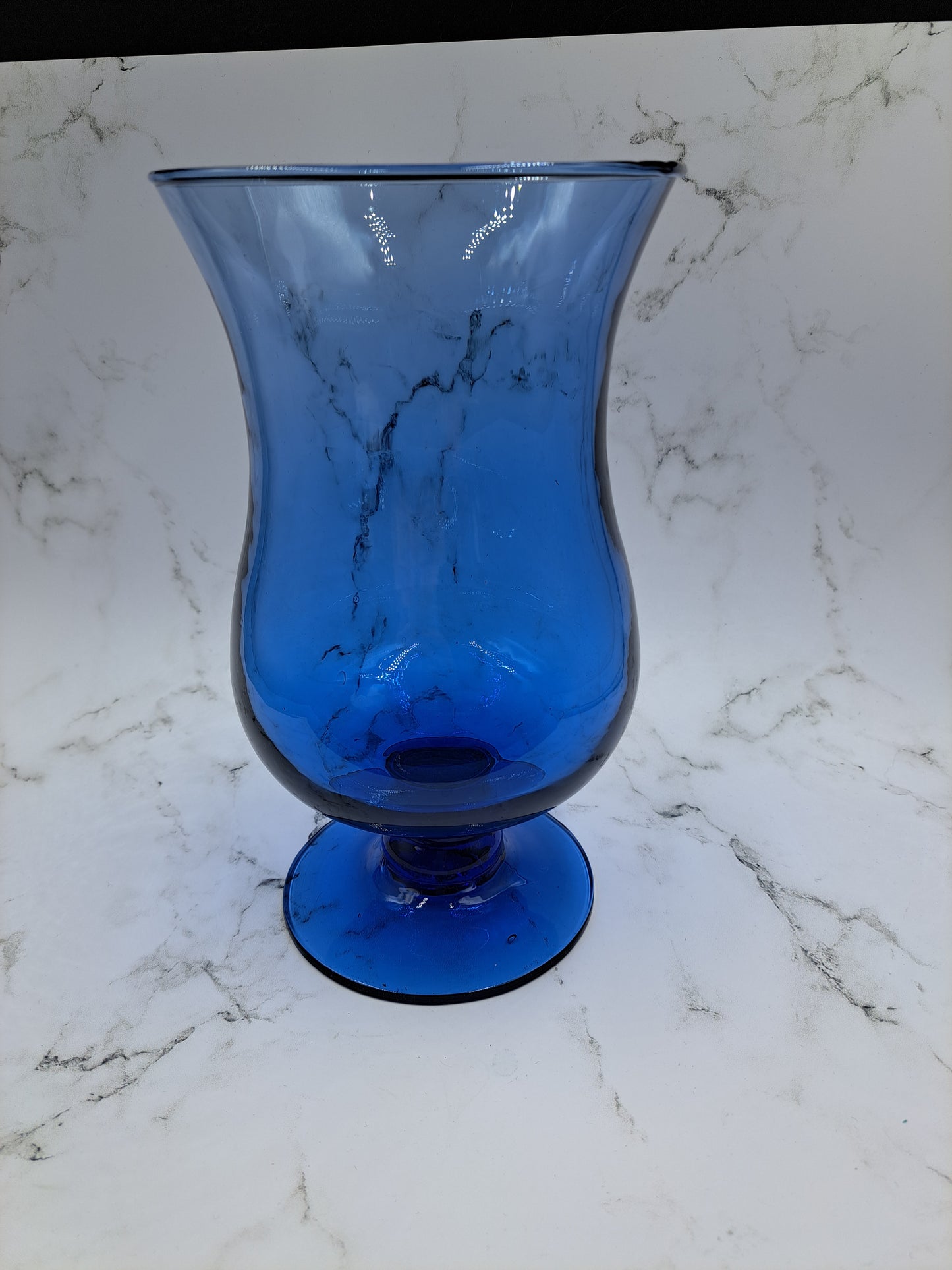 Wazon z niebieskiego szkła