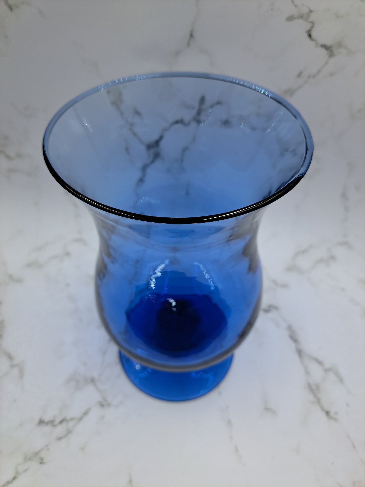 Wazon z niebieskiego szkła