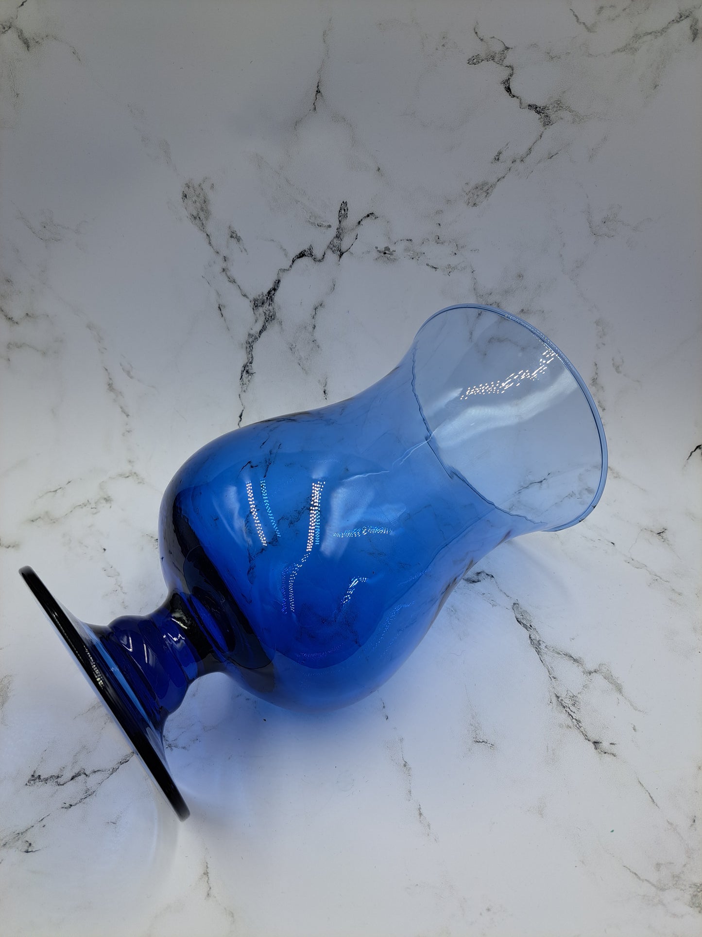 Wazon z niebieskiego szkła