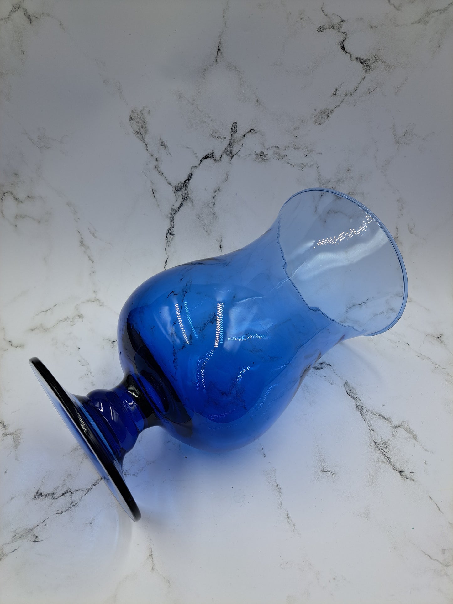 Wazon z niebieskiego szkła