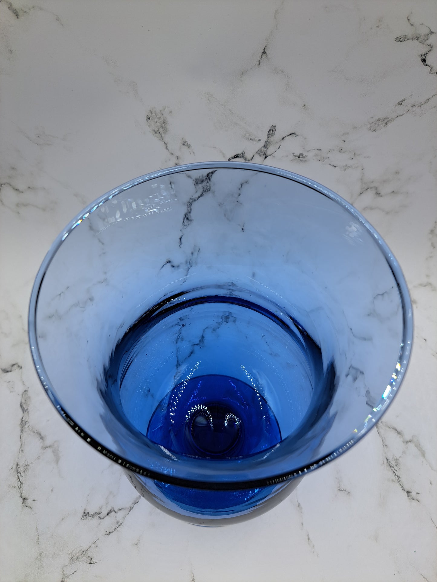 Wazon z niebieskiego szkła