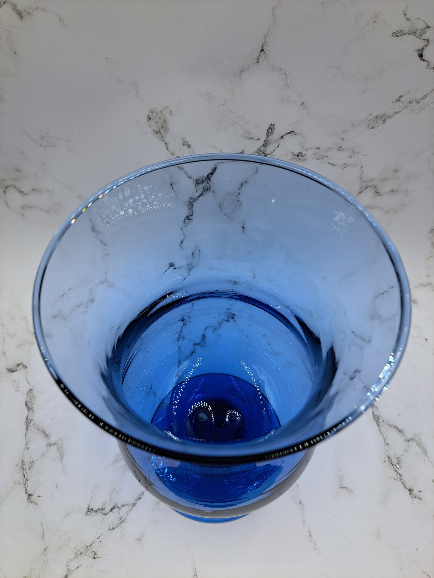 Wazon z niebieskiego szkła