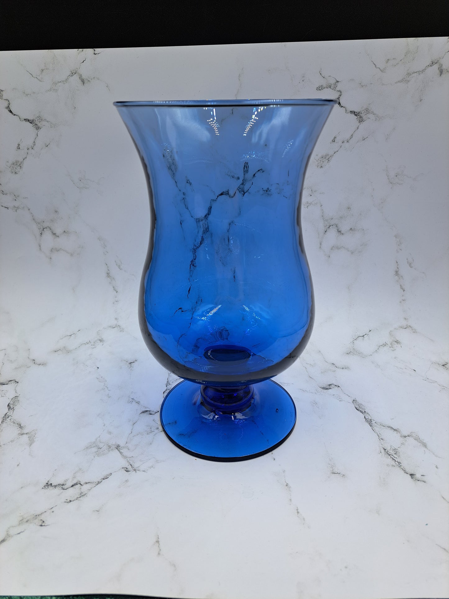 Wazon z niebieskiego szkła