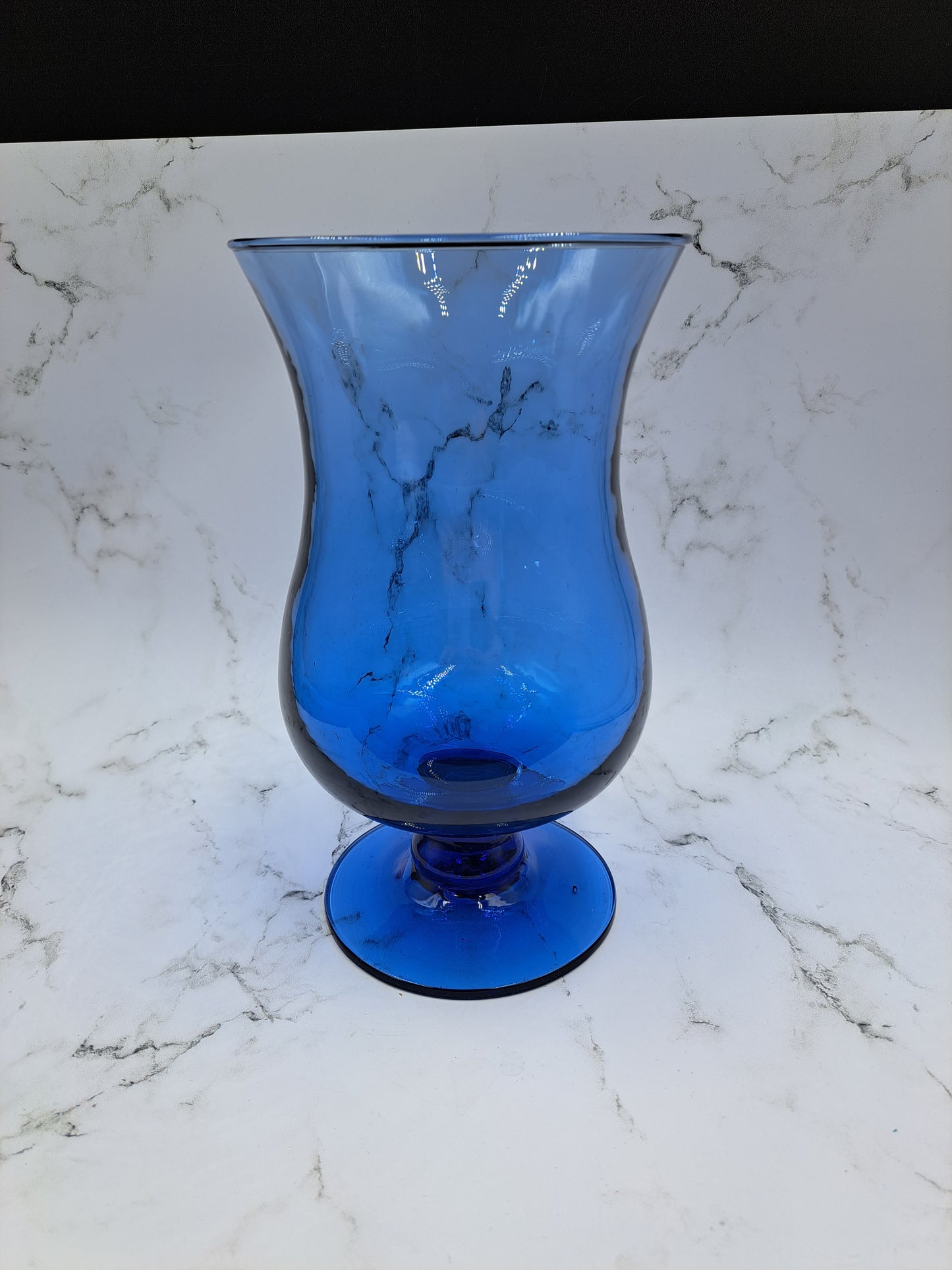 Wazon z niebieskiego szkła