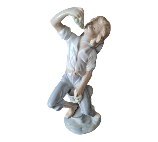 Figura porcelanowa chłopiec