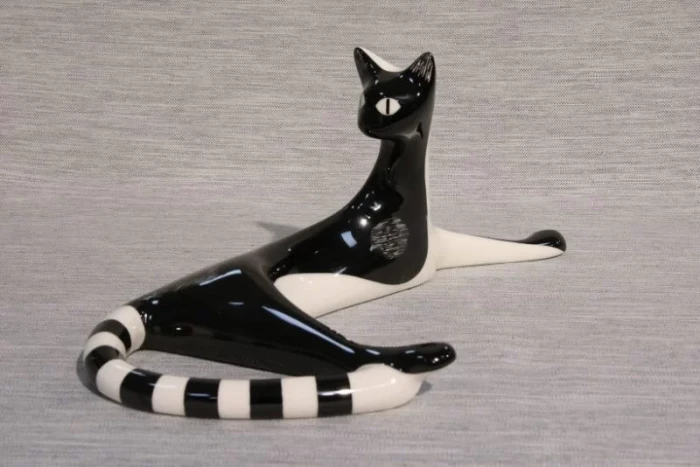 Figurka-porcelanowa-Lezaca-Kotka-AS-Cmielow-6-800x534.webp